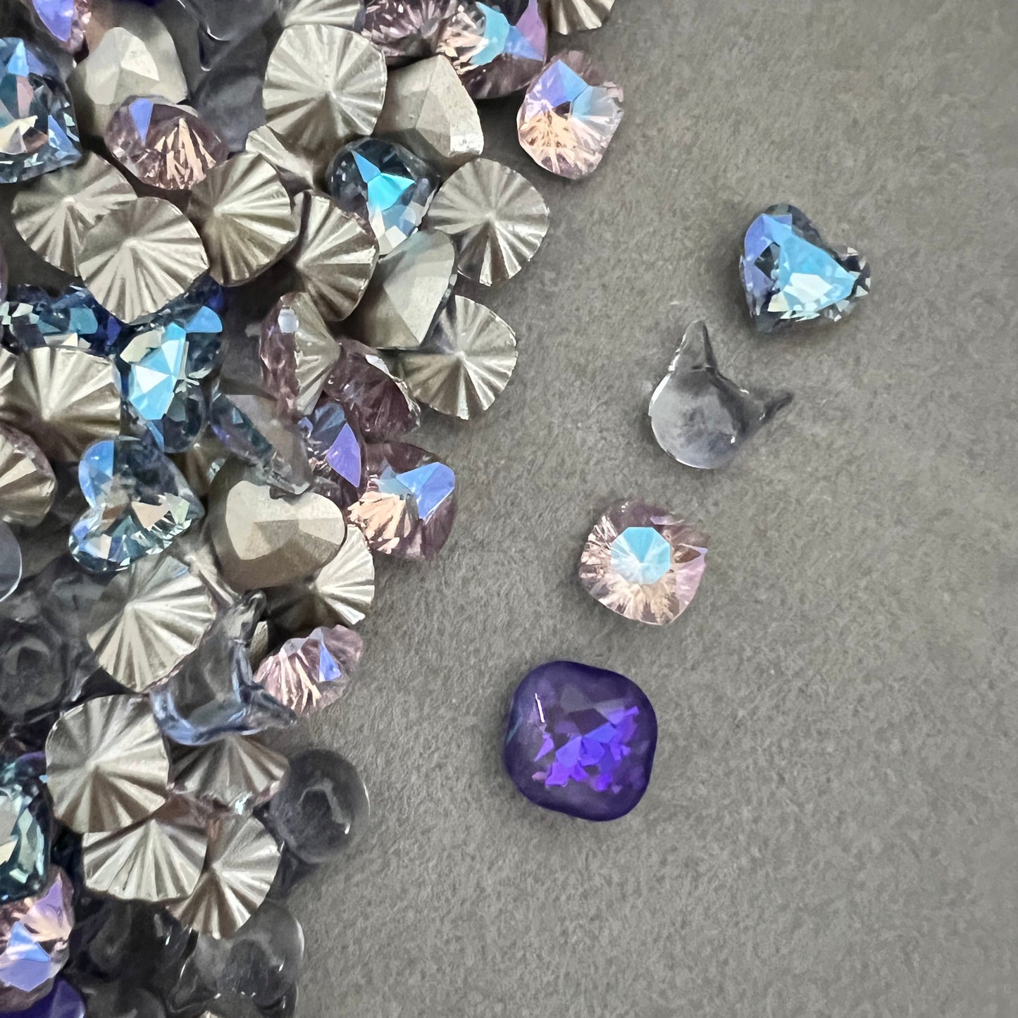 [KT937] Kat in Blue Purple Glass Diamond.